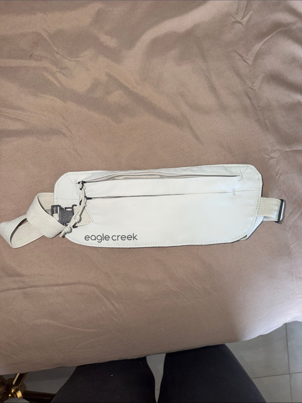 Eagle Creek belt bag White Slim Waist Pack - Hands-Free Travel Belt